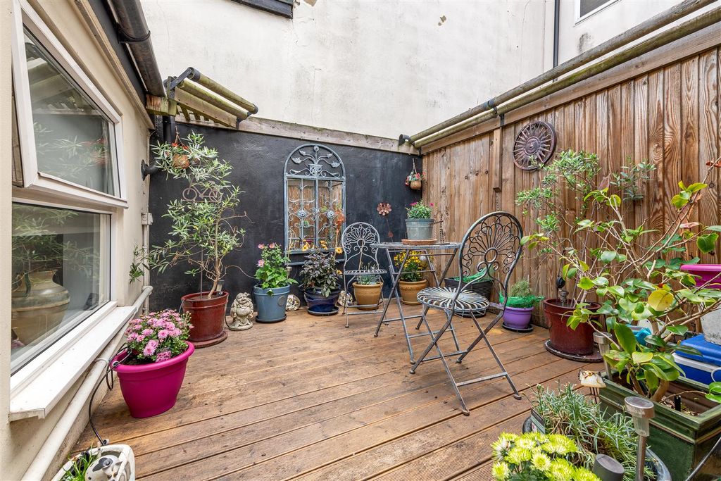 Property photo 2 of 12 High Road, Ig8