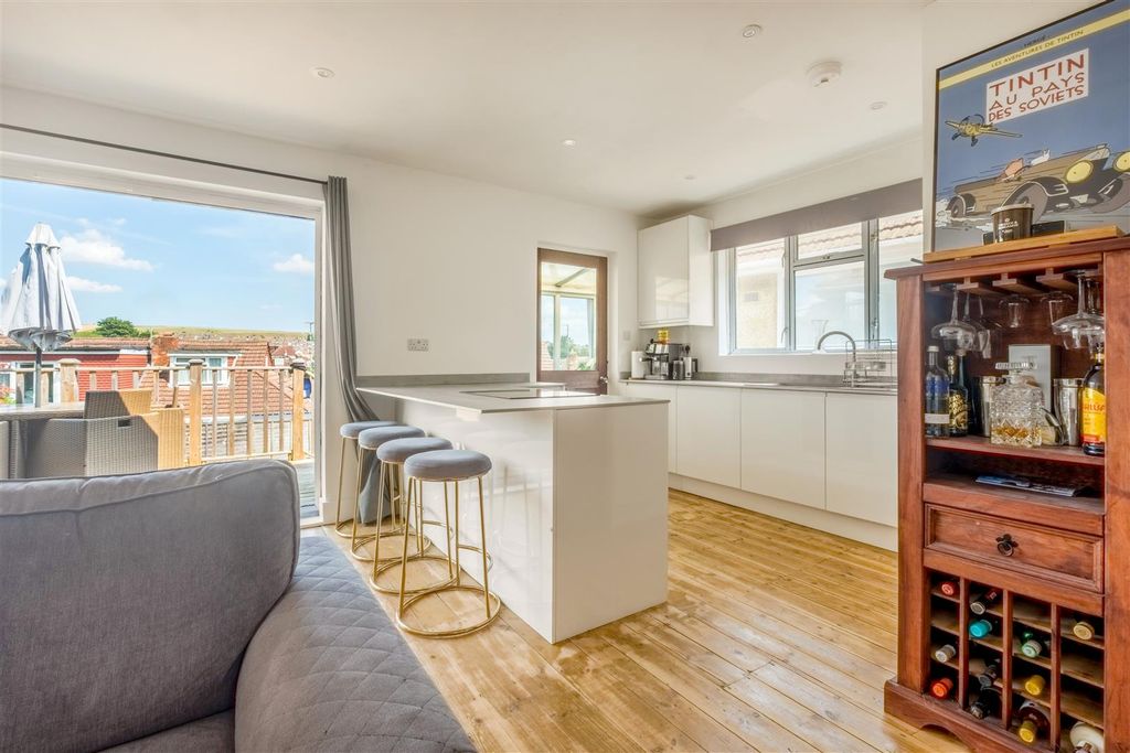 Property photo 2 of 27 18 Oakdene Crescent-2.Jpg