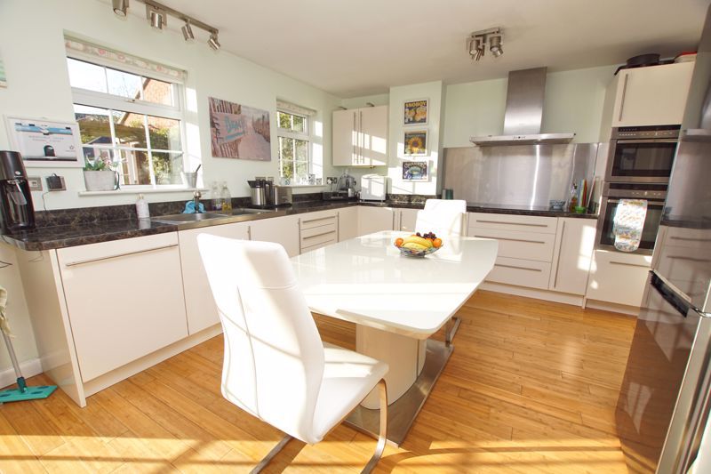 Property photo 3 of 16 Kitchen