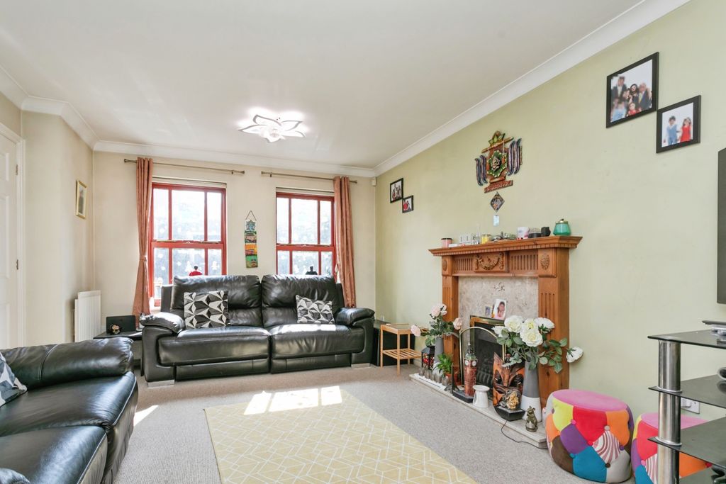 Property photo 1 of 20 Living Room