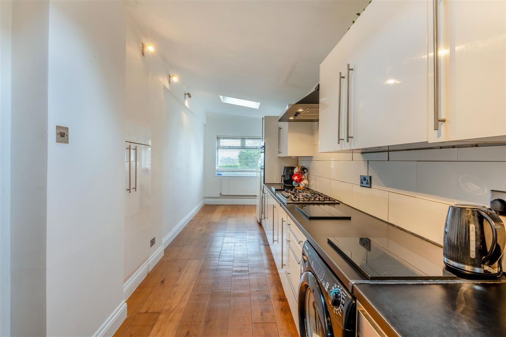 Property photo 3 of 17 8632380-Interior12.Jpg