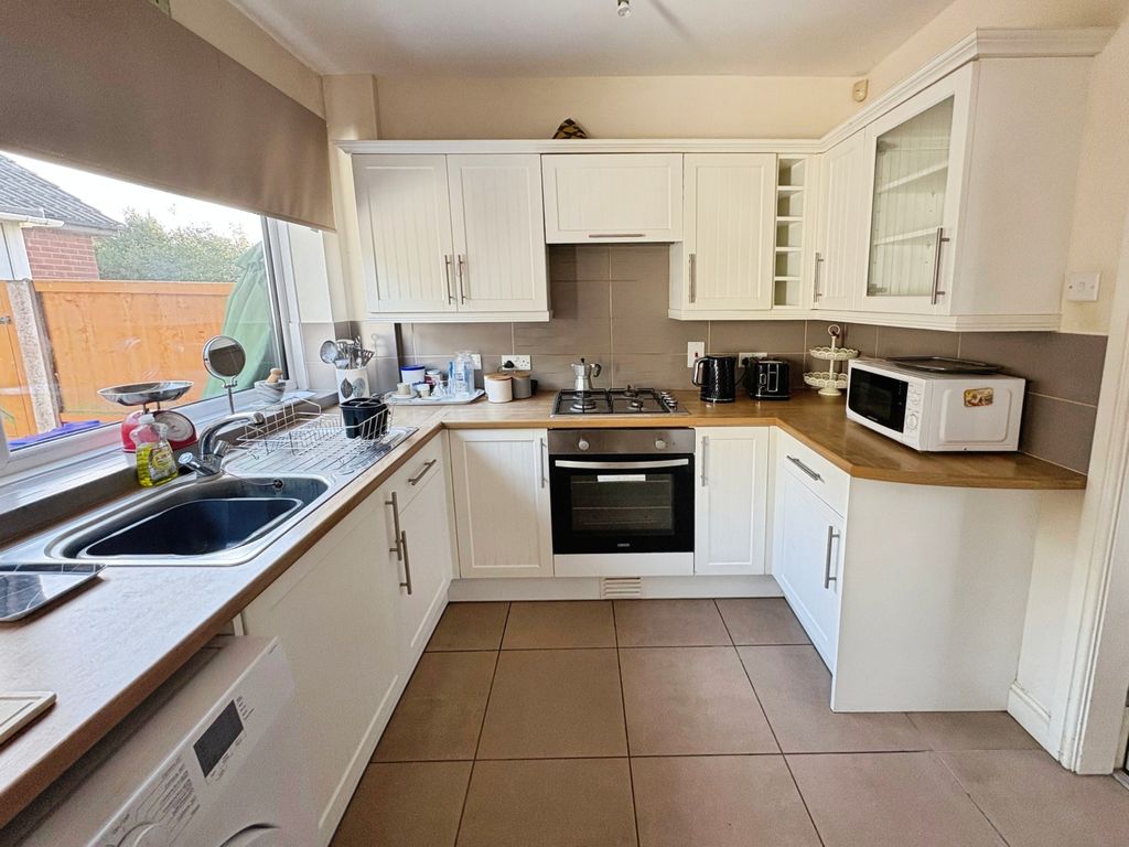 Property photo 2 of 17 Kitchen