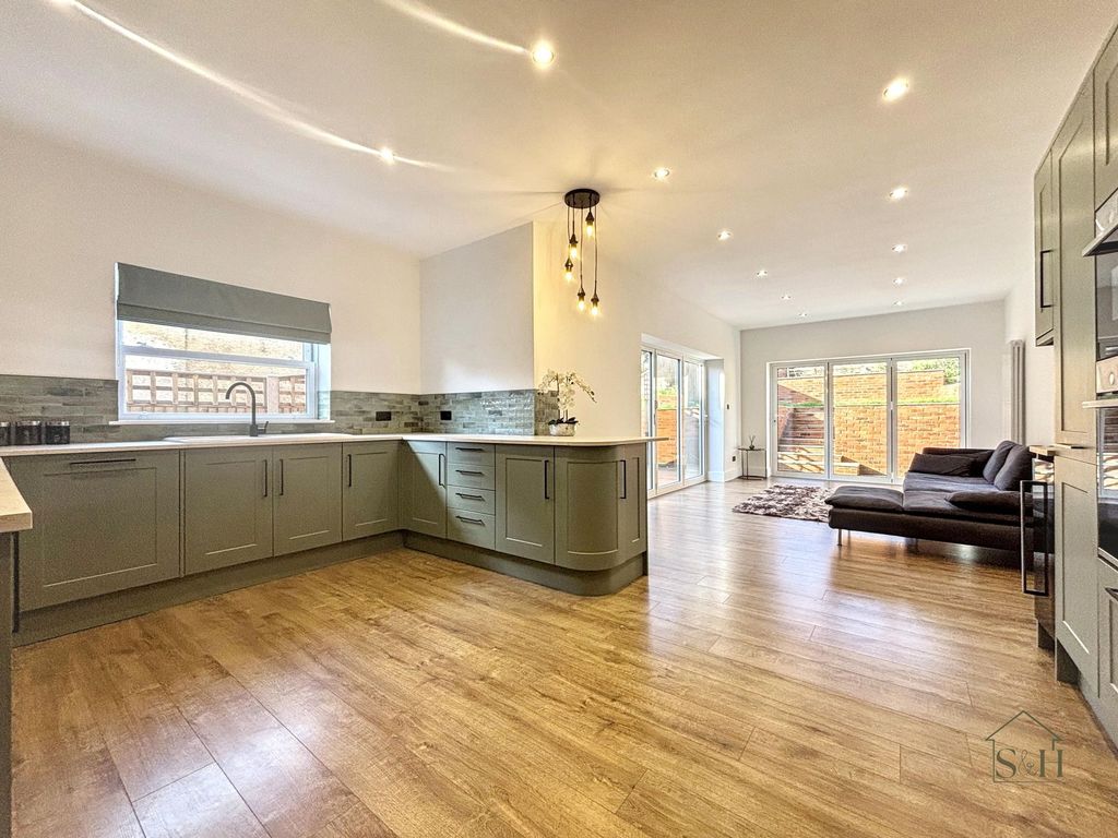 Property photo 3 of 33