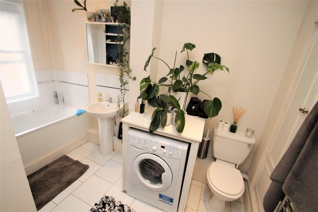 Property photo 3 of 8 Bathroom.Jpg