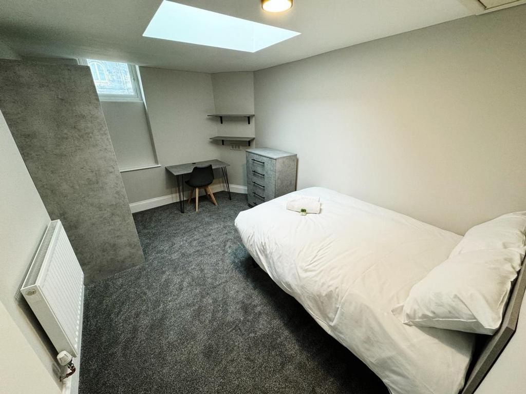 Property photo 3 of 15 A Spacious And Inviting Double Bedroom With Modern...