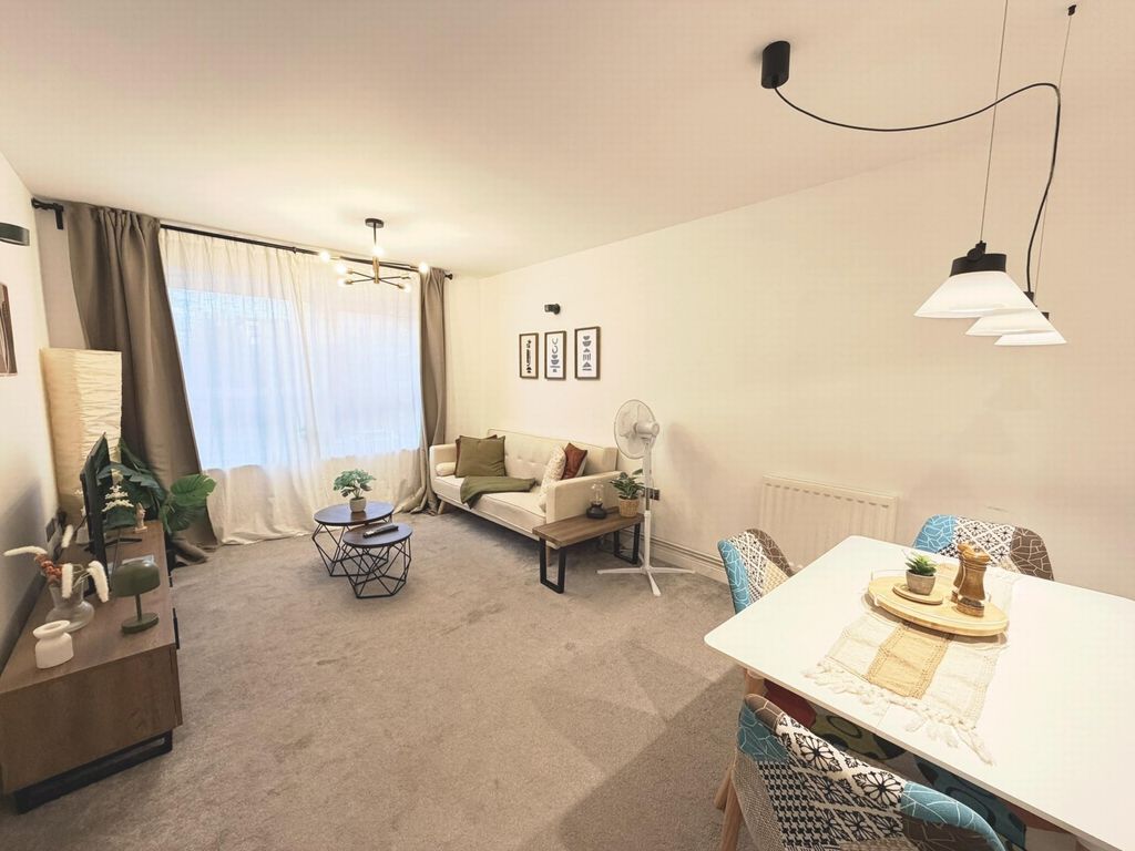 Property photo 3 of 7 Lounge