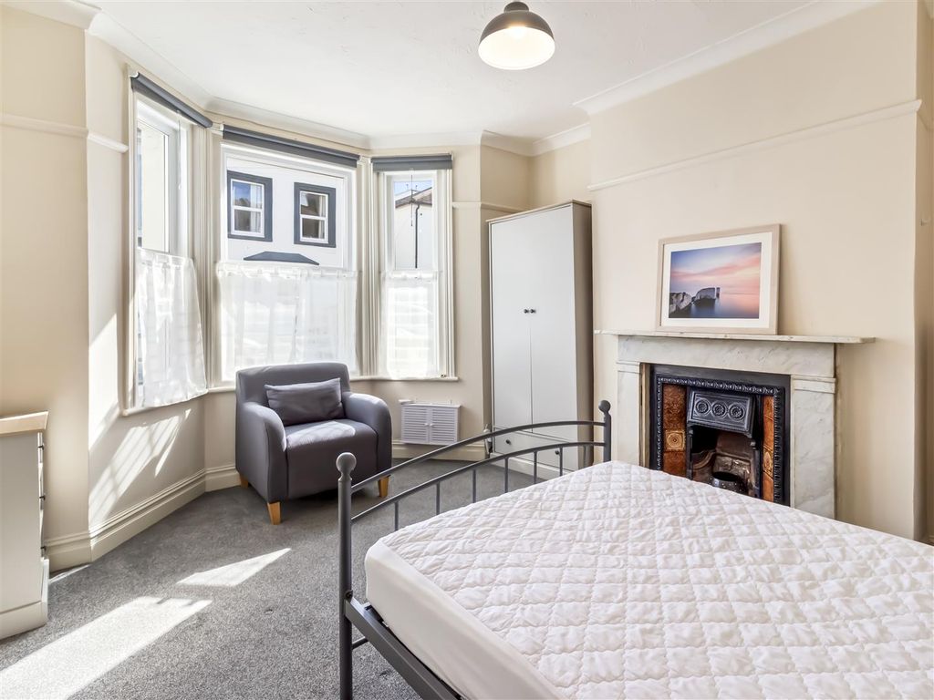 Property photo 3 of 16 37 Graham Road-003.Jpg