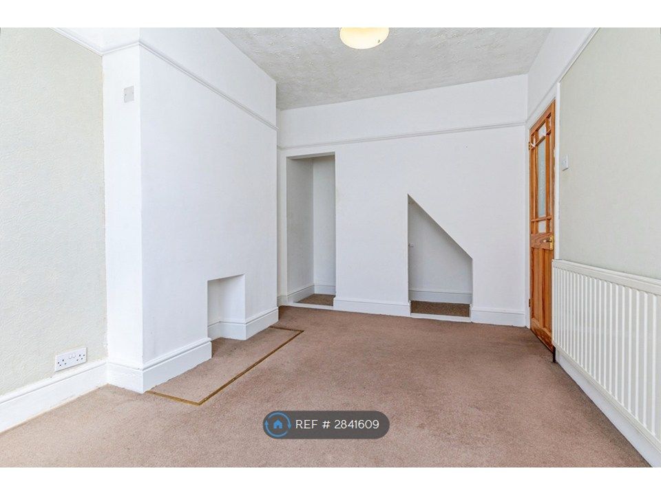 Property photo 3 of 17 Bedroom 3 / Reception - Photo 2