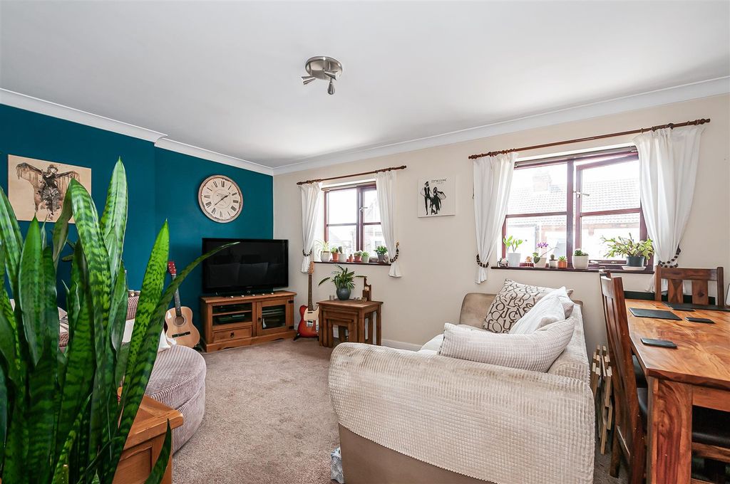 Property photo 3 of 10 11 Pool Court4.Jpg
