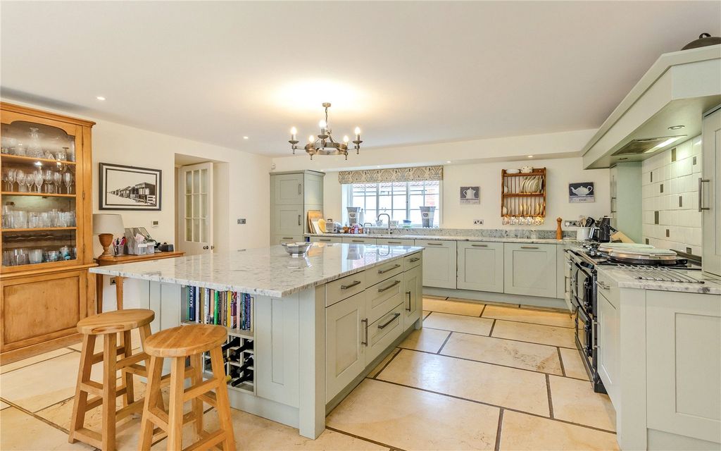 Property photo 3 of 21 Kitchen/Breakfast