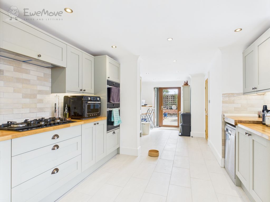 Property photo 3 of 19 Kitchen