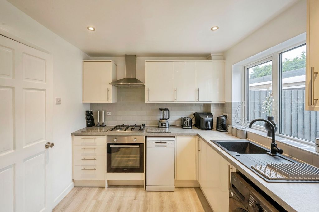 Property photo 3 of 14 Kitchen