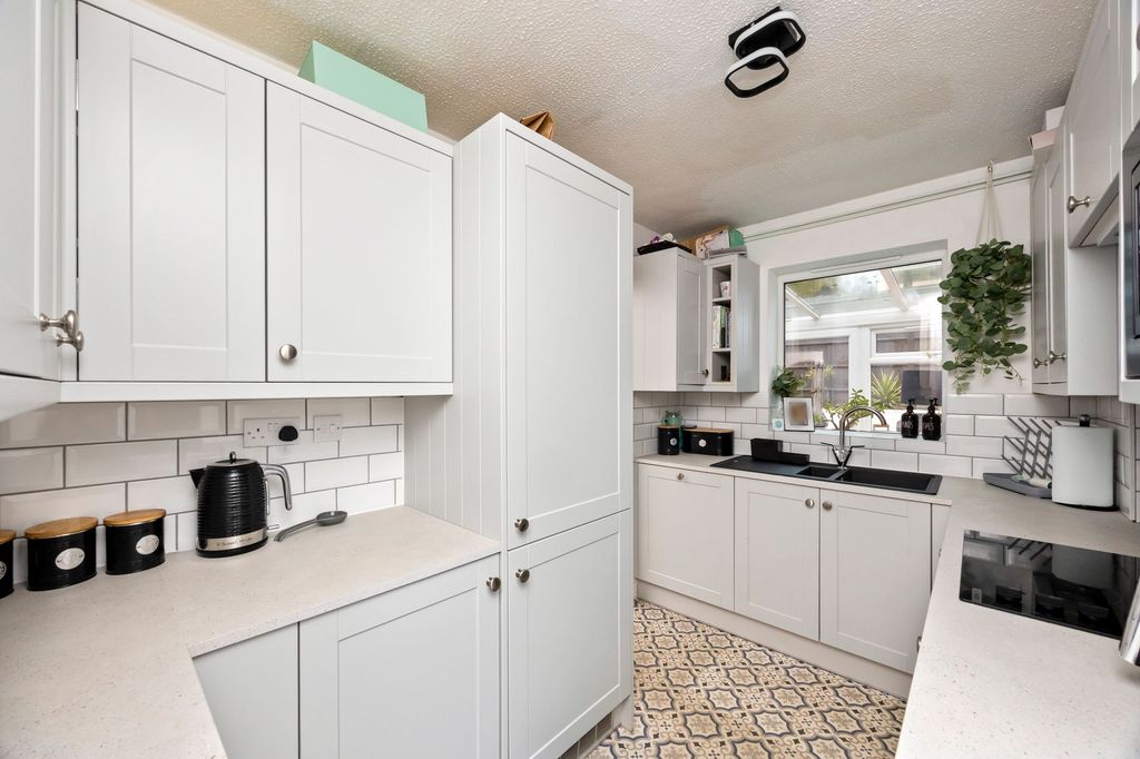 Property photo 3 of 19 Kitchen