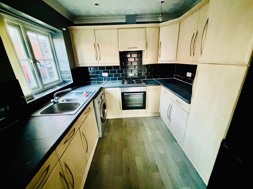 Property photo 3 of 12 Fitted Kitchen: