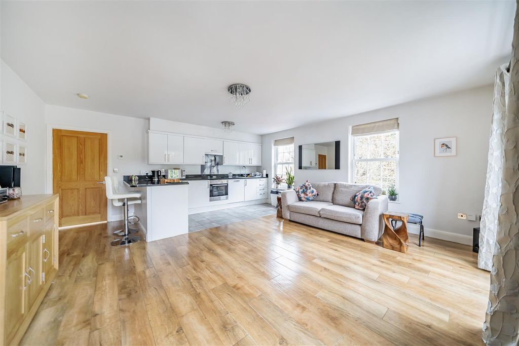 Property photo 2 of 18 1369956-18-68F132Df009Ab-Arw .Jpg