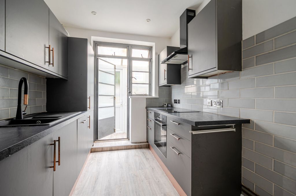 Property photo 3 of 17 1485412-1-6A46221...