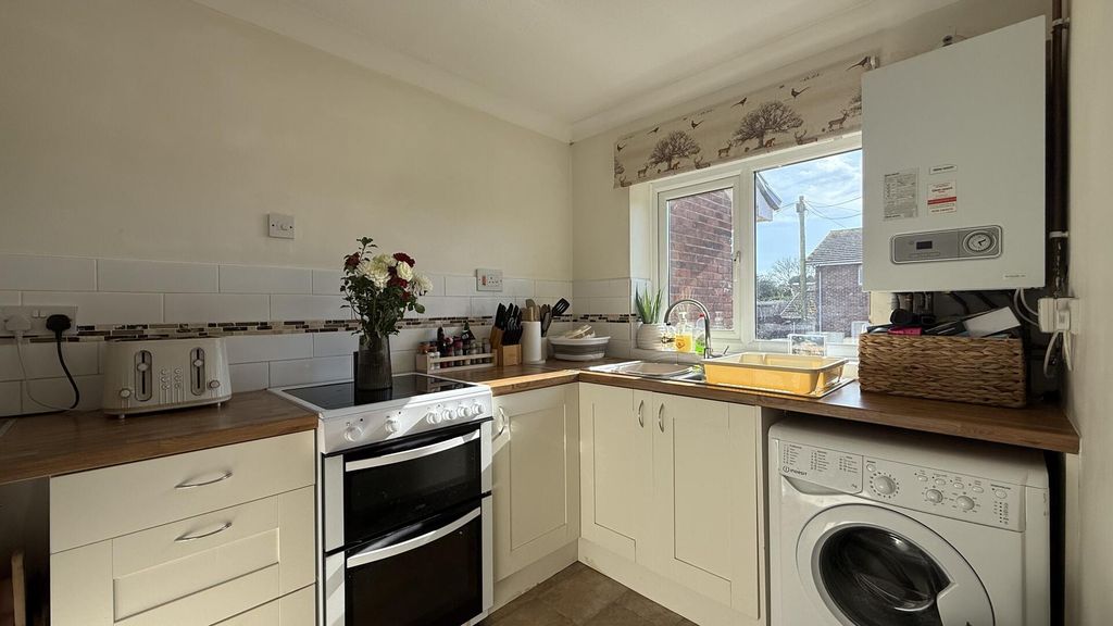 Property photo 3 of 10 Kitchen