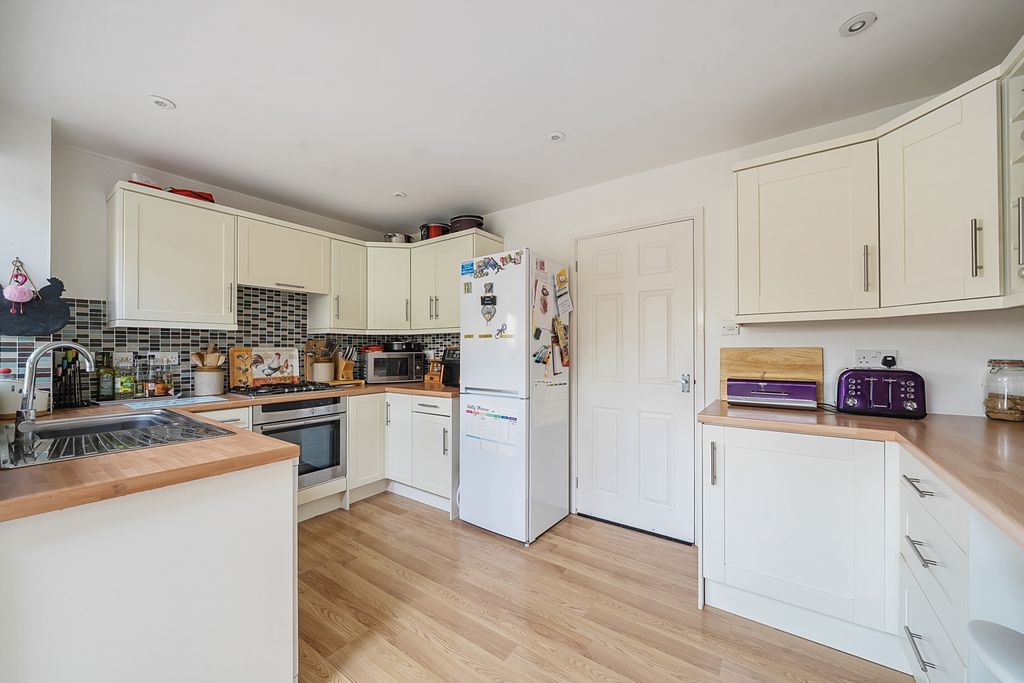 Property photo 3 of 20 1330520-11-688A2Eb6d1230