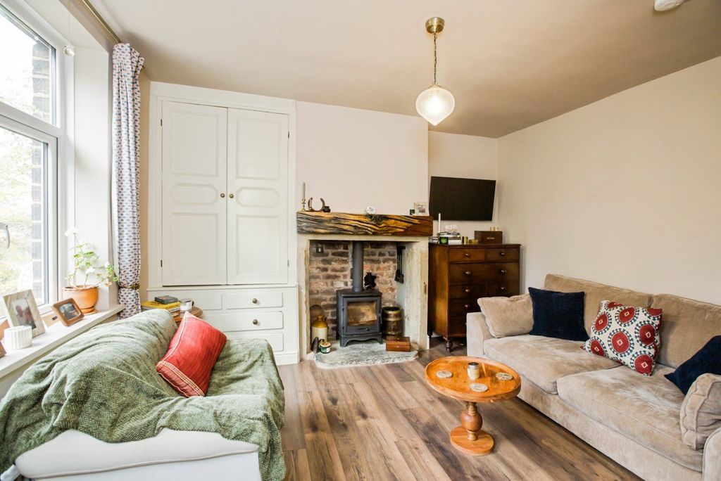 Property photo 2 of 17 Lounge