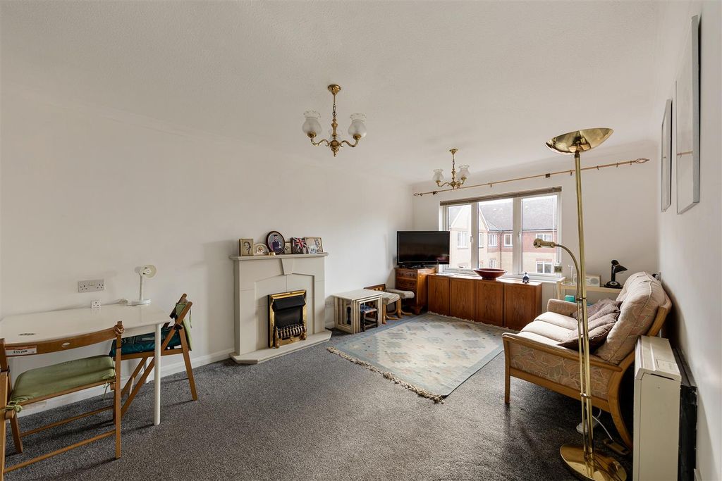 Property photo 2 of 25 Cambridge Park, E11