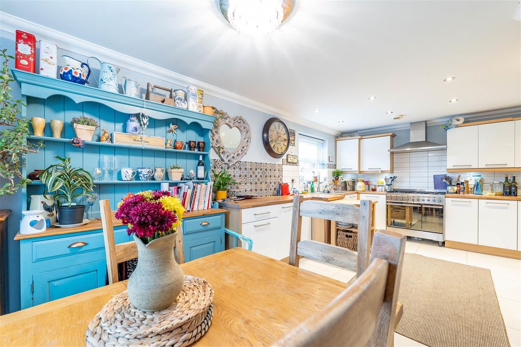 Property photo 3 of 28 Kitchen/Dining Room