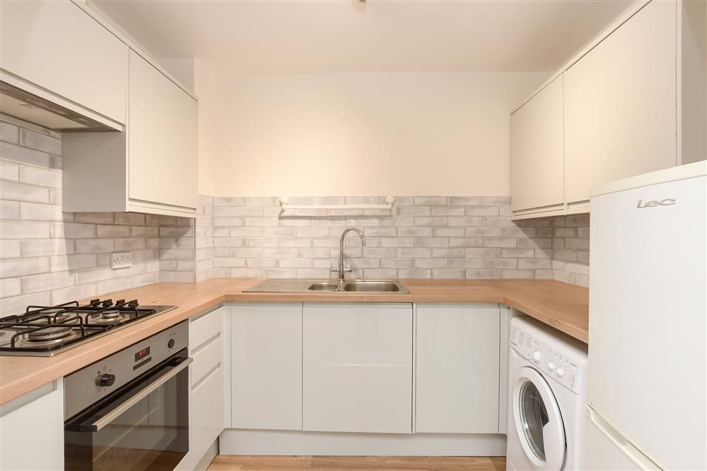 Property photo 3 of 11 Kitchen
