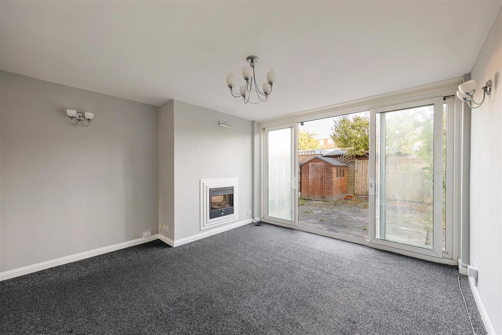 Property photo 2 of 21 Field Close, E4