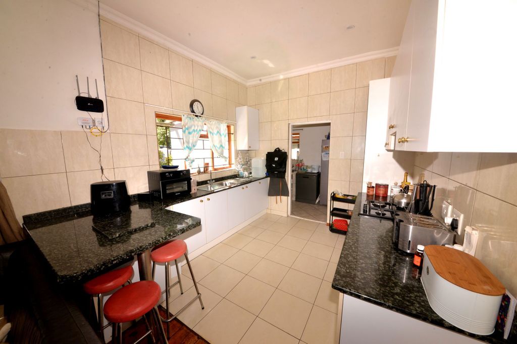 Property photo 2 of 22 1Sw1683861