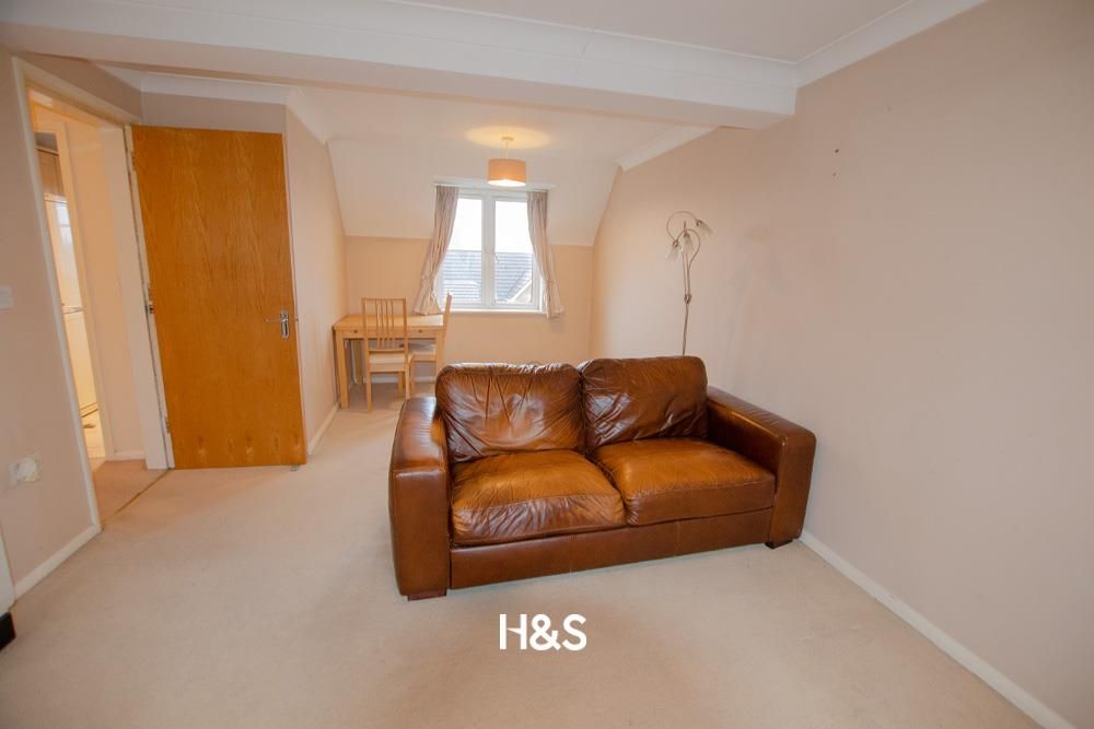 Property photo 2 of 10 81 Warren House - Lounge2.Jpg