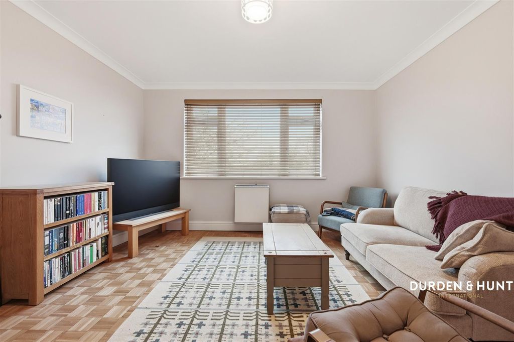 Property photo 2 of 13 Struan House