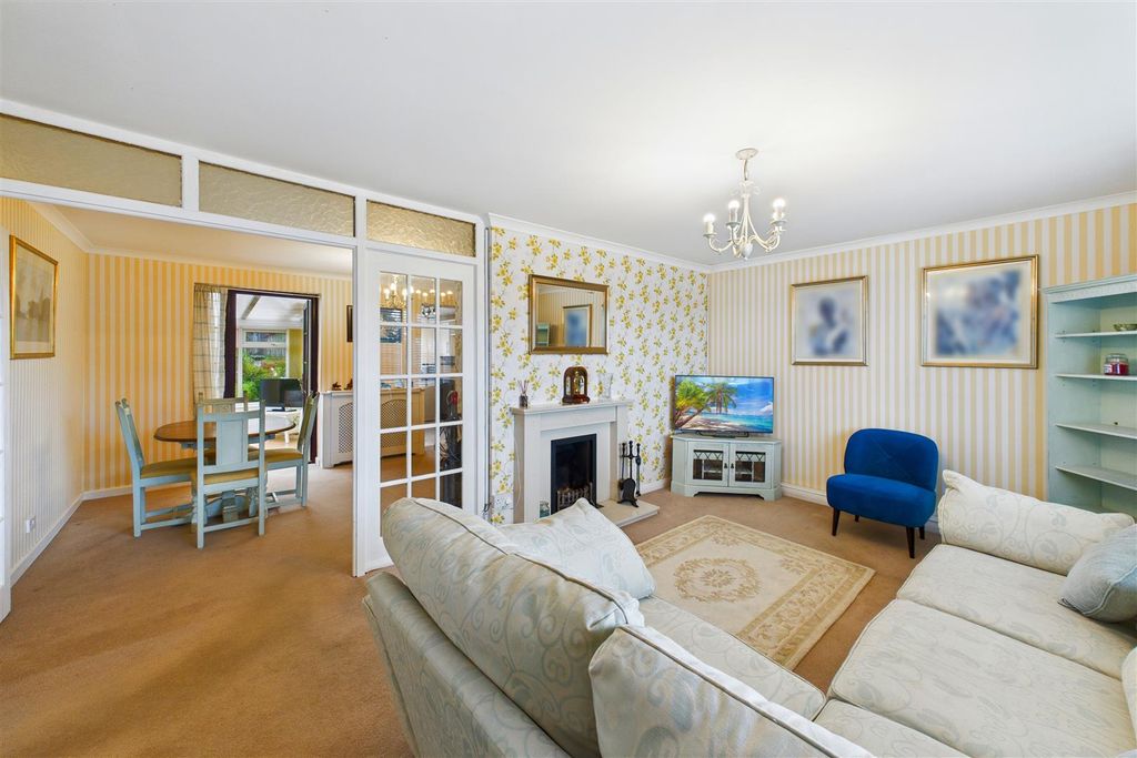 Property photo 2 of 32 Lounge