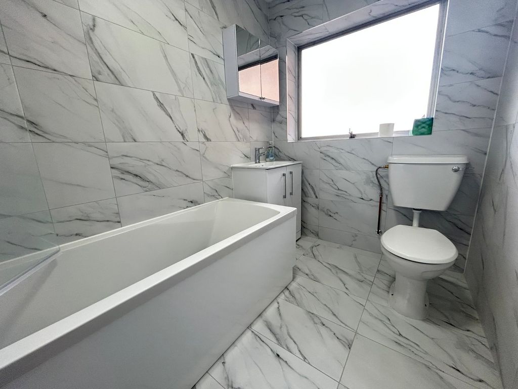 Property photo 3 of 16 Bathroom