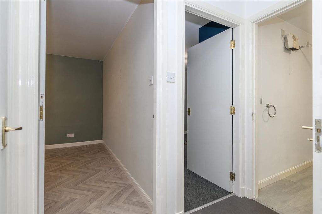 Property photo 3 of 16 33 Rbank-18.Jpg