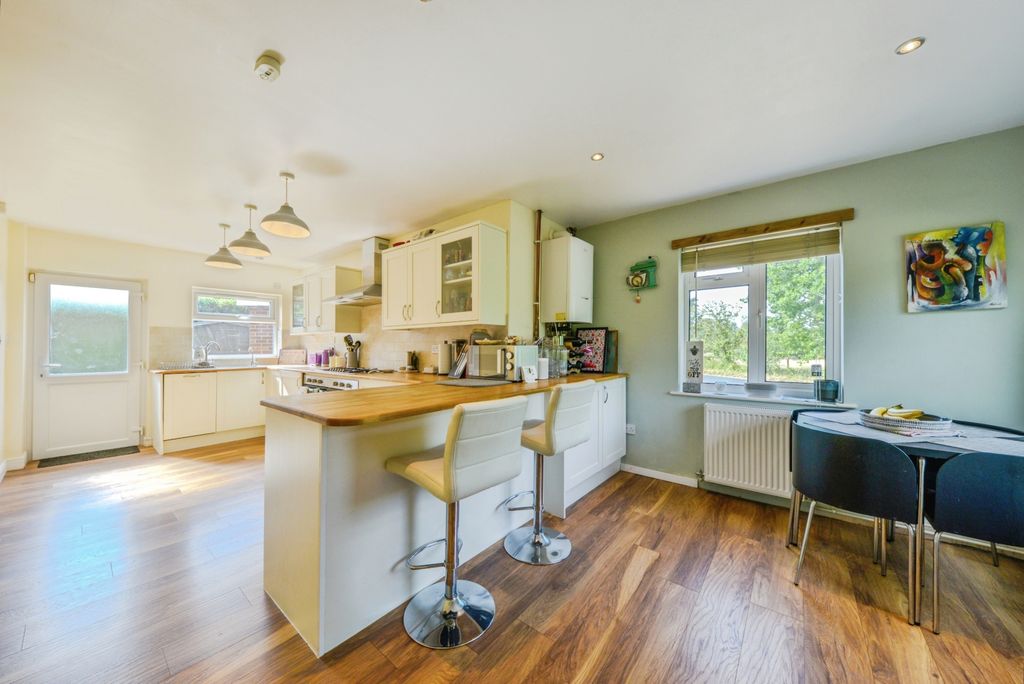 Property photo 2 of 22 Kitchen/Breakfast