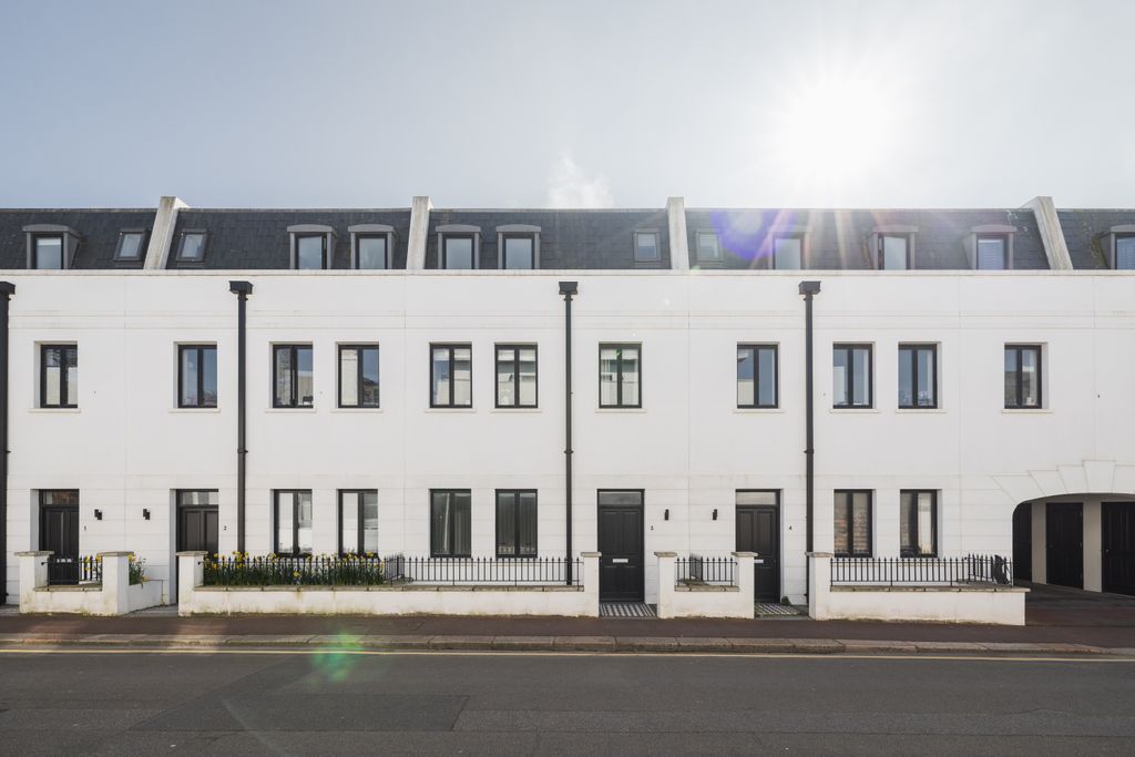 Property photo 2 of 20