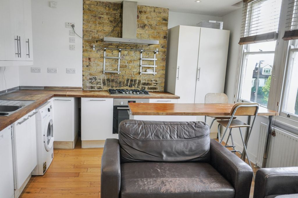 Property photo 3 of 15 Flat B, 2E Blandfield Road, London, Sw12 8Bg