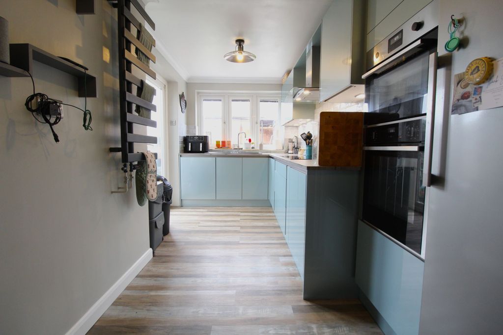 Property photo 3 of 19 Kitchen