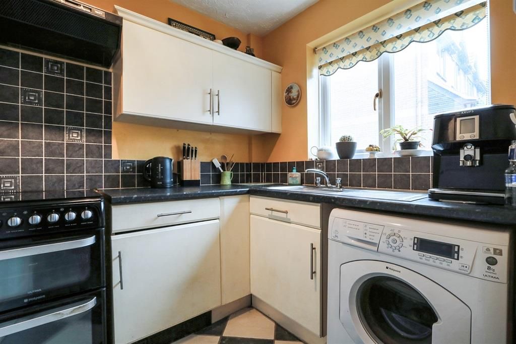 Property photo 2 of 7 Kitchen