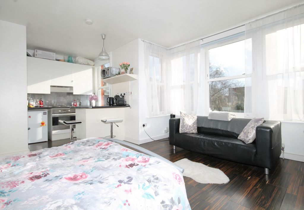 Property photo 2 of 4 Studio