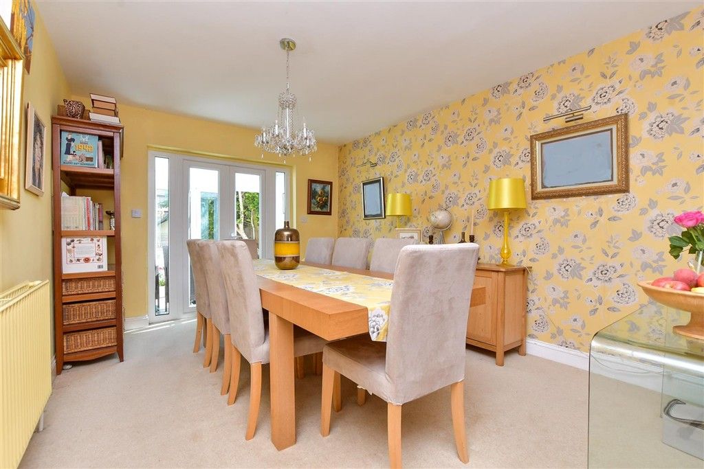 Property photo 2 of 11 Lounge