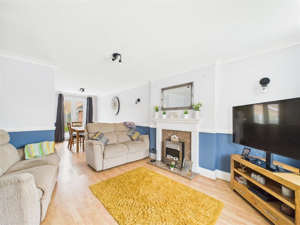 Property photo 3 of 11 Cam03303G0-Pr0150-Still007.Jpg