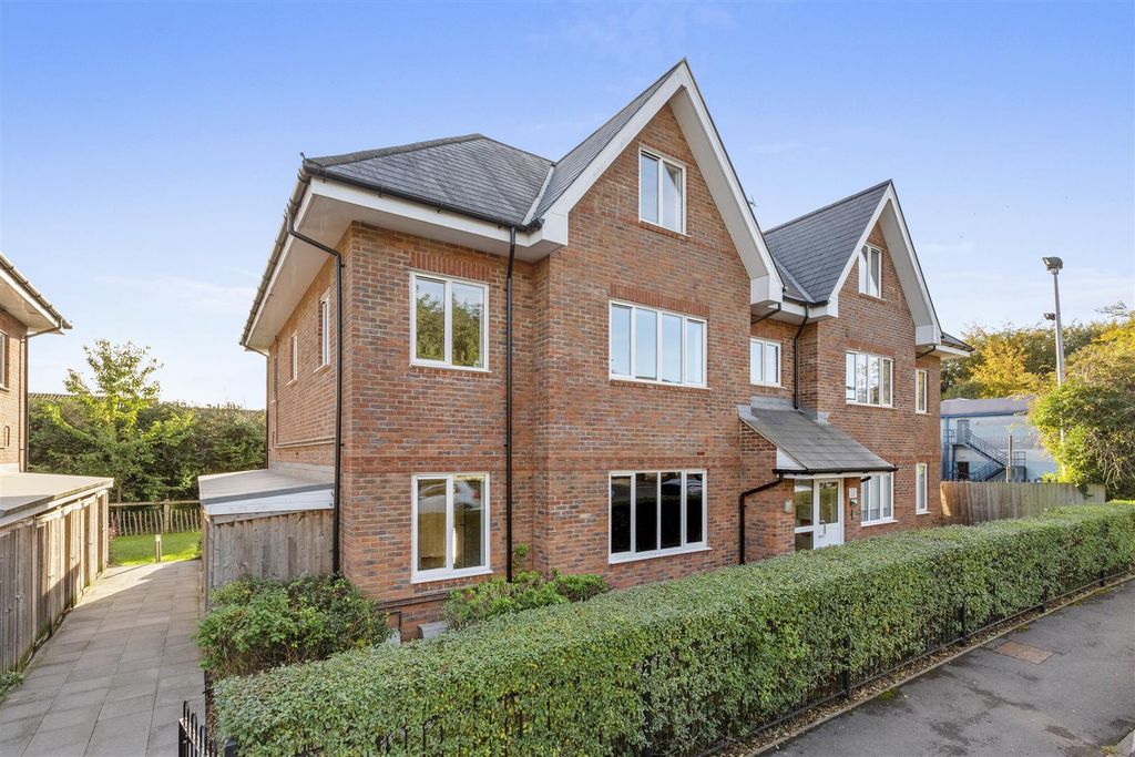 Property photo 1 of 15 Lindsay Gardens, Gilletts Lane-13.Jpg