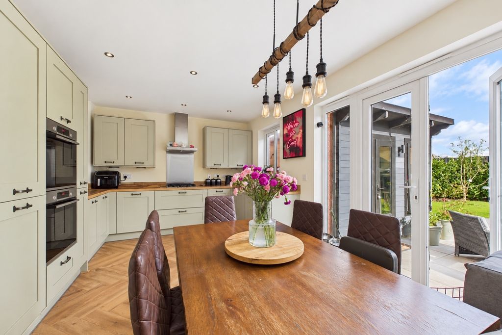 Property photo 3 of 16 Diner Kitchen
