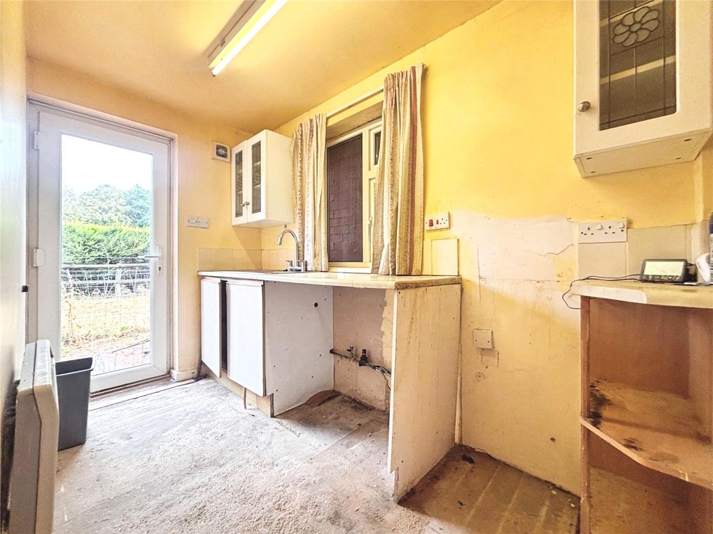 Property photo 3 of 18 Kitchen