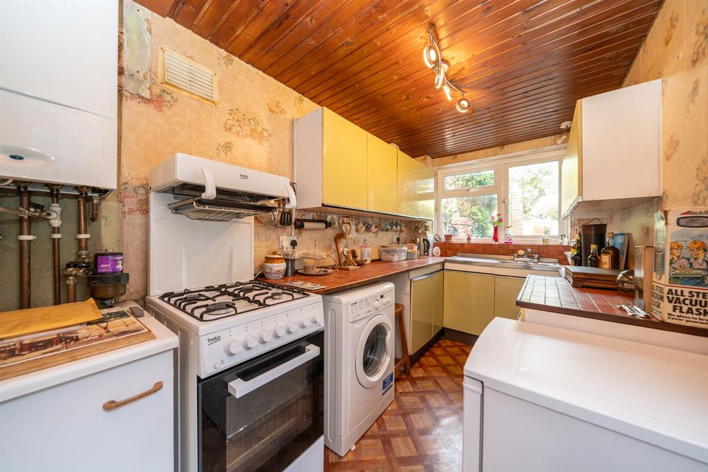 Property photo 3 of 23 Kitchen