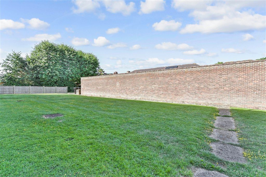 Property photo 2 of 10 Communal Gardens