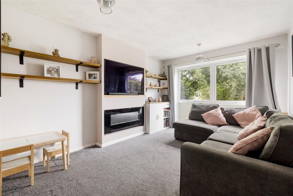 Property photo 1 of 25 Gordon Road, E18