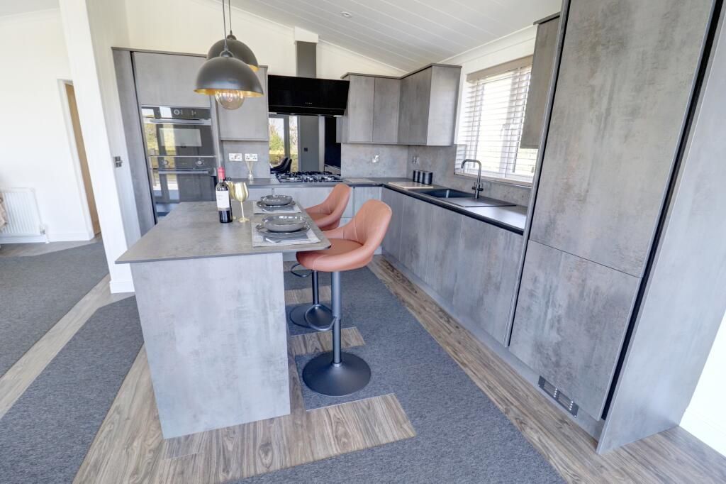 Property photo 2 of 32