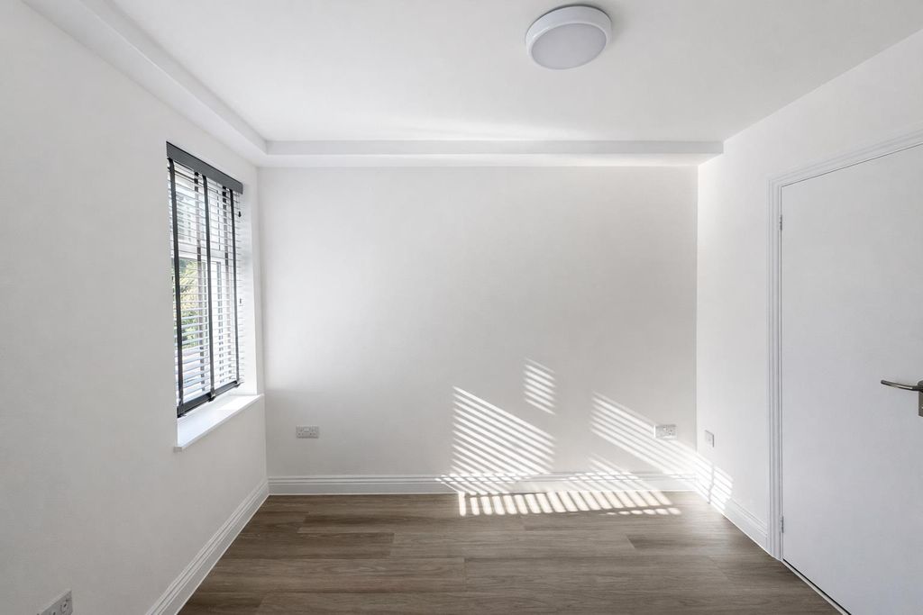 Property photo 3 of 5 Studio