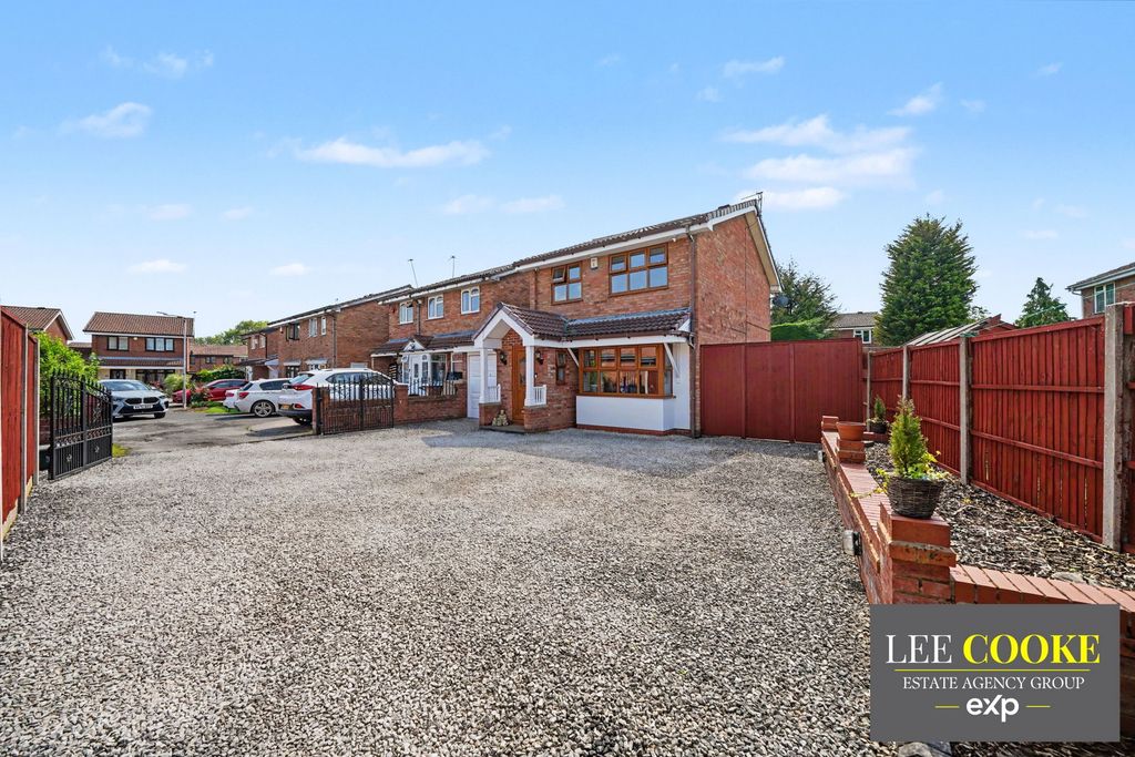 3 bed link detached house for saleCroxley Gardens, Hadley Heath, Willenhall WV13 photo 5